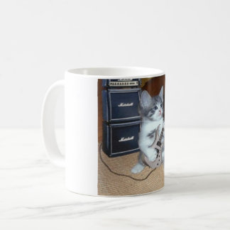 Mug Taza con gato rockero tocando guitarra .