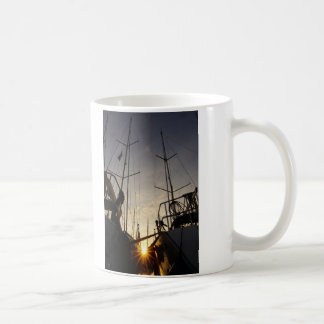 Mug Tegenlicht bij 2 zeilboten in de haven.