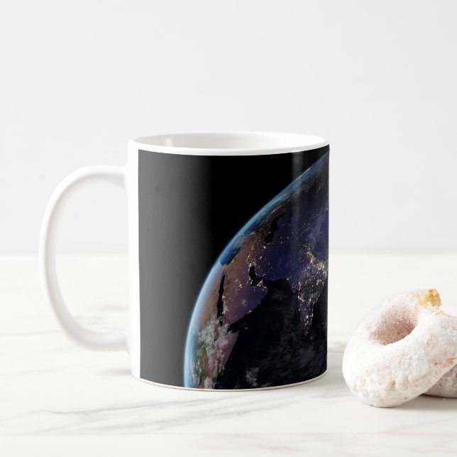 Mug Terre Pleine Montrant Les Lumières De La Ville D'A (Avec donut)