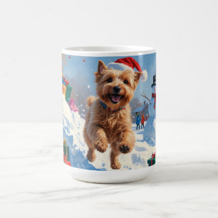 Mug Terrier Wheaten courant dans la neige avec un chap