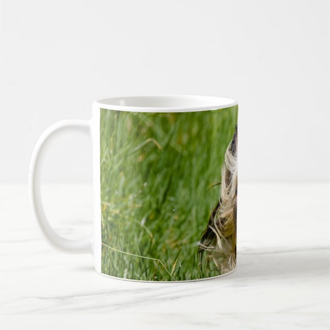 Mug Terrier Yorkshire mignon Traversant L'Herbe (Gauche)