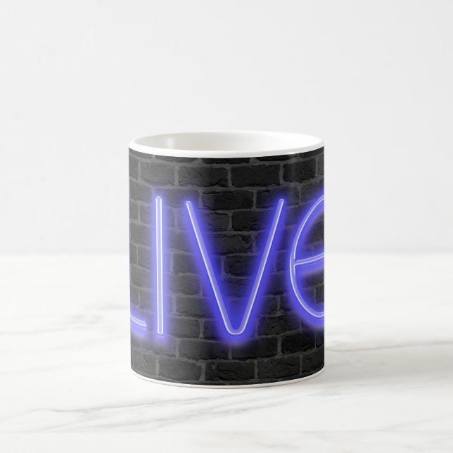 Mug Texte LIVE en néon lumières sur brique (Centre)