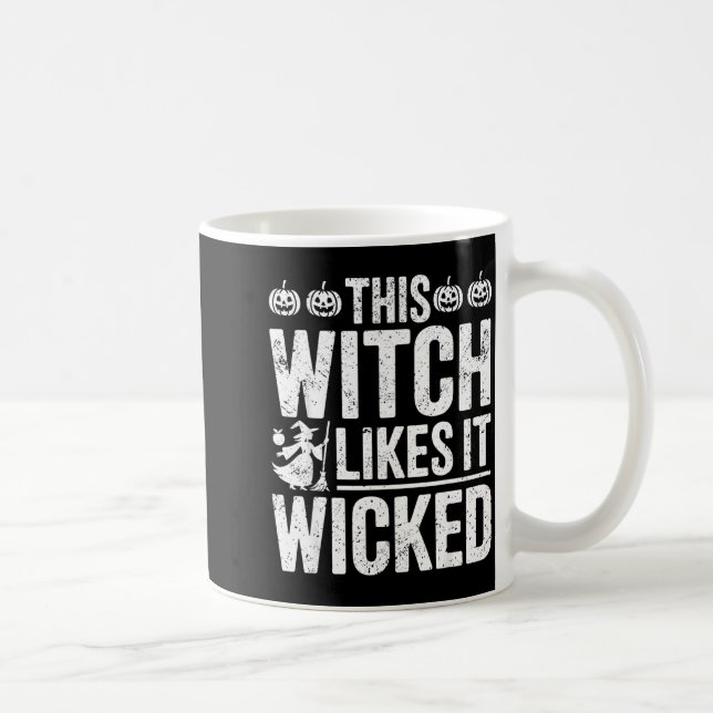 Mug This Witch Likes It Wicked Funny Halloween Broom  (Droite)