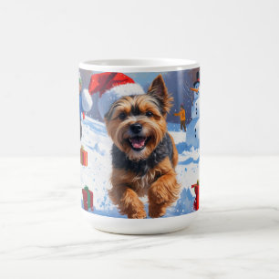 Mug Tibetan Terrier courant dans la neige avec un chap