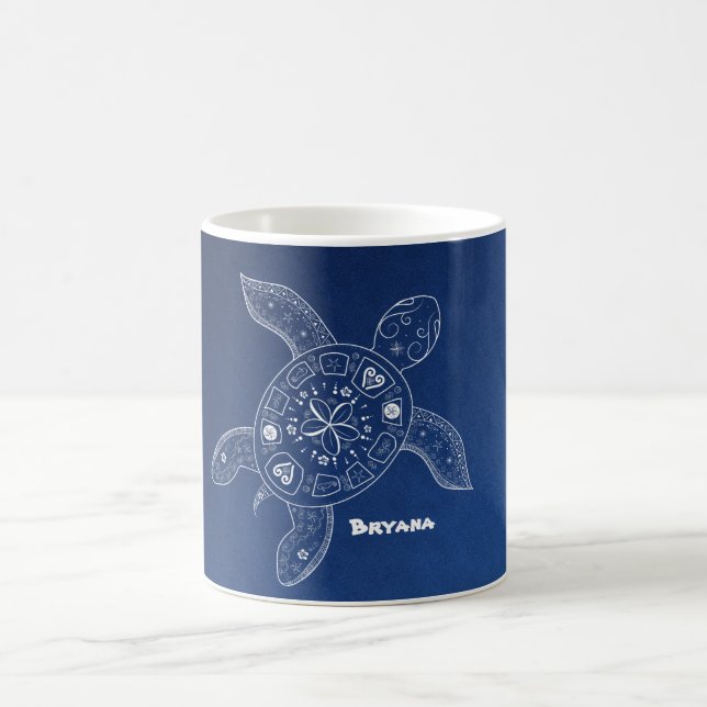 Mug Tortue de mer hawaïenne blanche sur plage bleue tr (Centre)