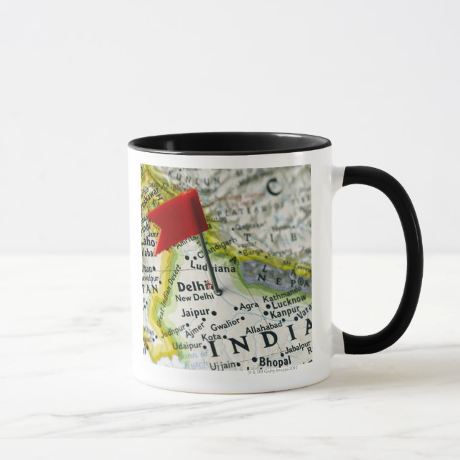Mug Tracez la goupille placée à New Delhi, Inde sur la (Droite)