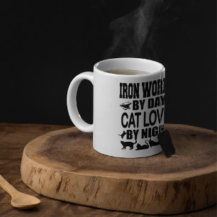 Mug Travailleur du fer drôle le jour, amoureux des cha
