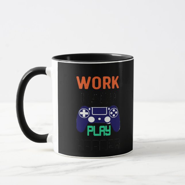 Mug Travaillez dur, Jouez si dur Relaxé (Gauche)