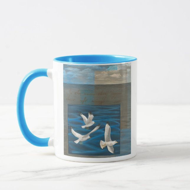Mug Trois mouettes blanches volent au-dessus de l'eau (Gauche)