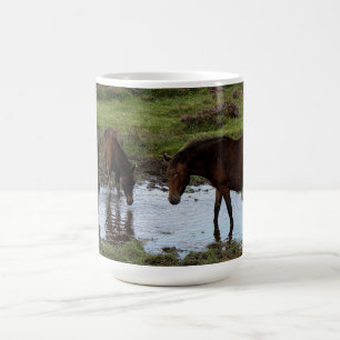 Mug Trois poneys de Dartmoor buvant à l'abreuvoir