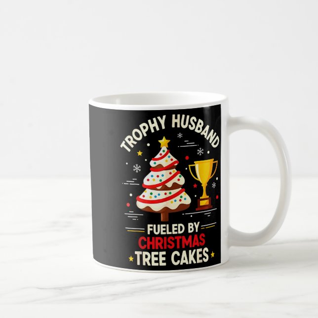 Mug Trophy Retro Husband Fueled By Christmas Tree Cake (Droite)