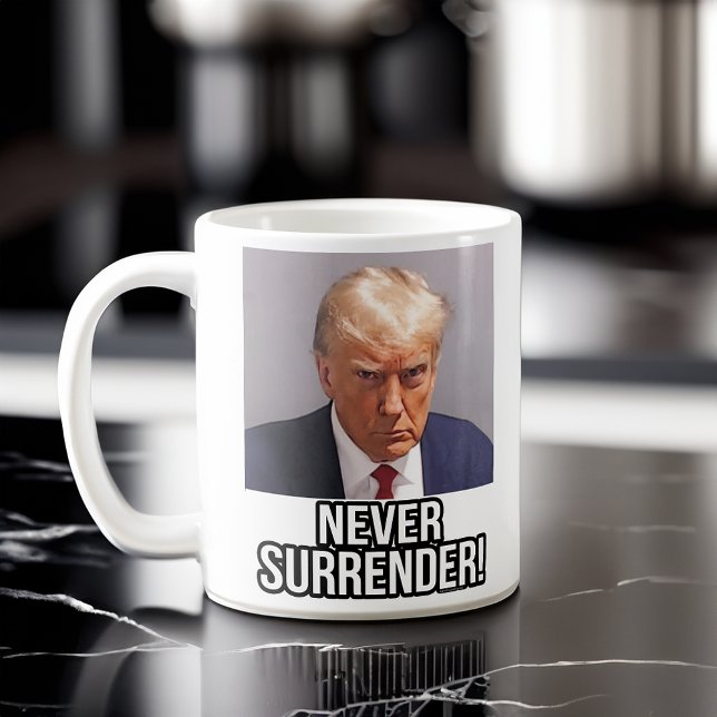 Mug Trump Mugshot 2024 Donald Trump ne se rend jamais (trump 2024 never surrender mugshot mug)