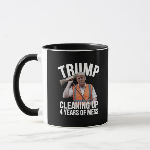 Mug Trump nettoie 4 ans de déchets de poubelle