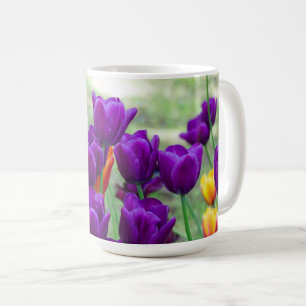 Mug Tulipes violettes foncées par une journée ensoleil