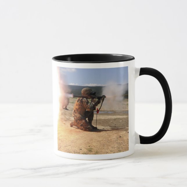 Mug Un agresseur tire une grenade propulsée par fusée (Droite)
