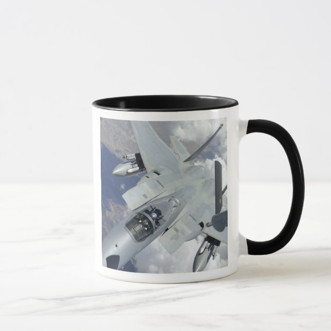 Mug Un aigle F-15 s'éloigne d'un KC-135 (Droite)