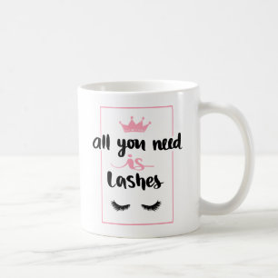 Mug Un artiste de maquillage amusant donne des coups d