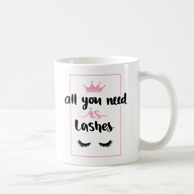 Mug Un artiste de maquillage amusant donne des coups d (Droite)