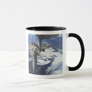 Mug Un avion F-15C Eagle se trouve derrière un KC-135R
