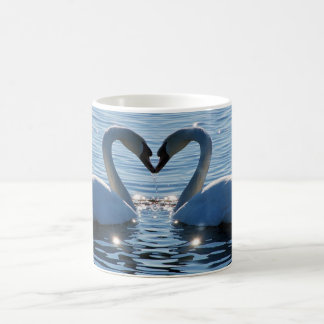 Mug Un baiser de coeur de cygne, réflexions de l'amour
