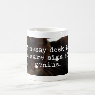 Mug Un bureau malpropre est un signe sûr de génie