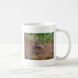 Mug Un cerf dans l'herbe haute
