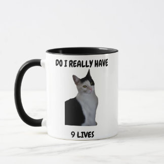 Mug Un chat curieux avec une question
