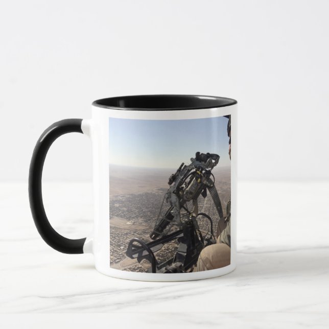 Mug Un chef d'équipage cherche une activité suspecte (Gauche)