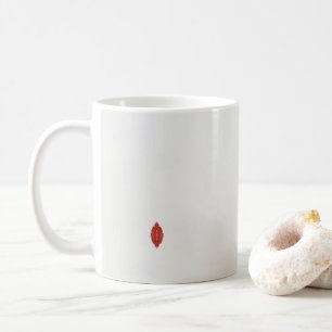 Mug un design rouge et marron sur un arrière - plan bl