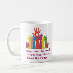Mug Un ergothérapeute aide les petites mains à faire