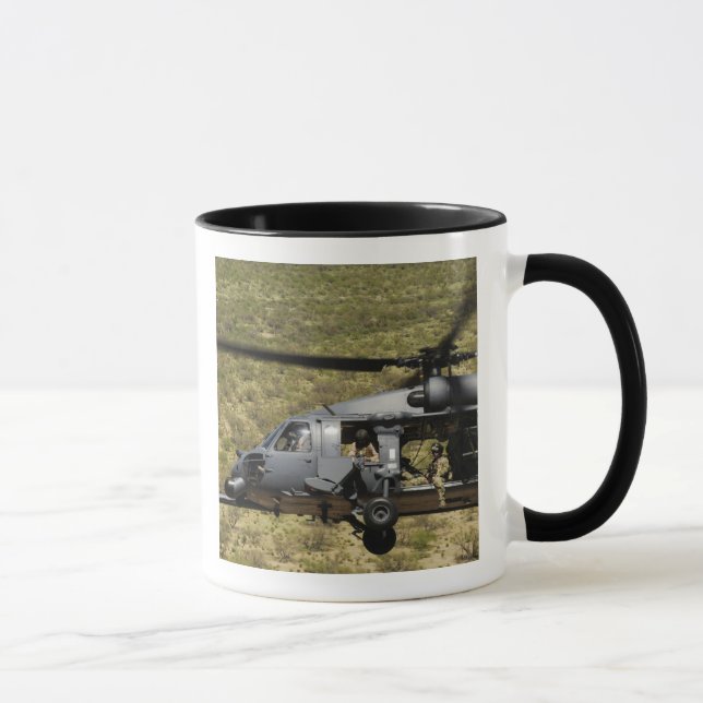 Mug Un HH-60 Pave Hawk survole le désert (Droite)