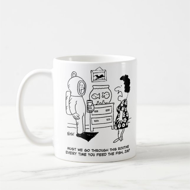 Mug Un homme en tenue de plongée pour nourrir le poiss (Gauche)