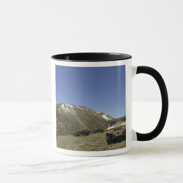 Mug Un Humvee est garé sur le site de retransmission (Droite)