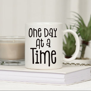 Mug Un Jour À La Fois Typographie Noire Citation Nom