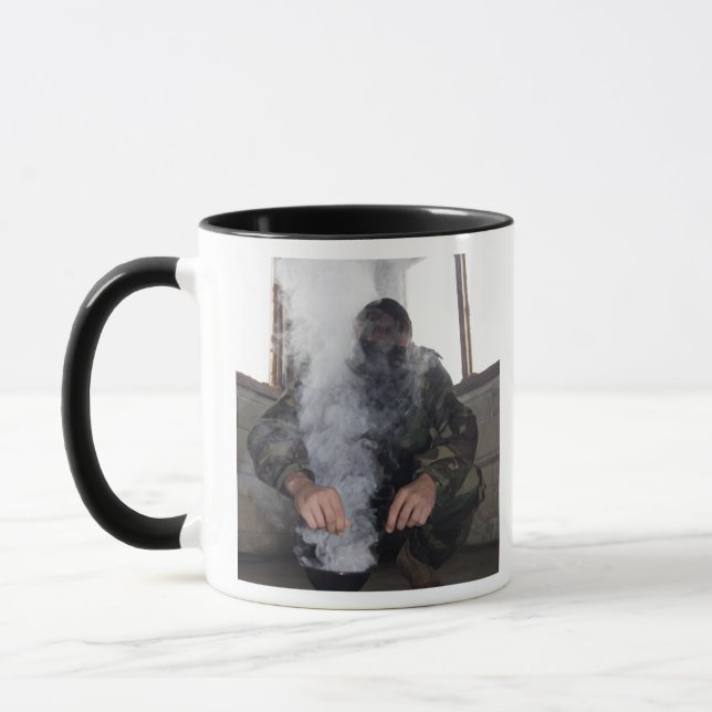 Mug Un marin remplit la chambre à gaz avec plus de gaz (Gauche)