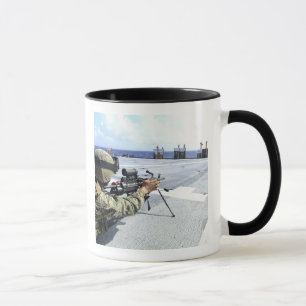 Mug Un Marine américain réglant son arme