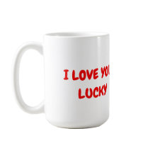 Un mignon chien noir avec collier rouge en forme d