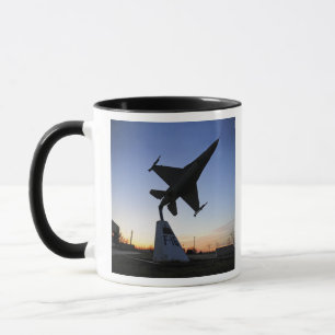 Mug Un modèle d'échelle d'un faucon de combat de F-1