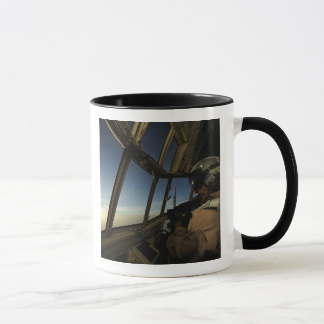 Mug Un pilote de C-130 Hercules scanne l'horizon (Droite)