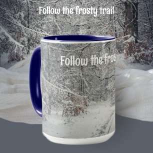 Mug Un sentier enneigé à travers une forêt d'hiver