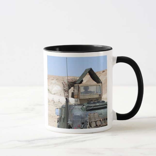 Mug Un soldat instruit un soldat de l'armée irakienne (Droite)