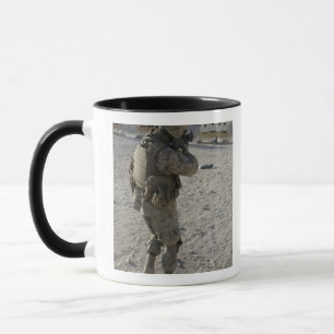 Mug Un soldat prend son objectif sur un tir a sonné