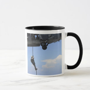 Mug Un technicien en élimination d'explosifs