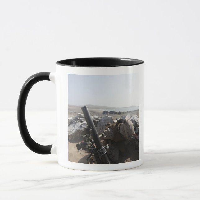 Mug Un US Marine tire un mortier à Salinas, Pérou (Gauche)