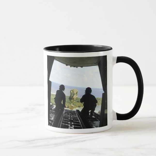 Mug Une boîte de biens humanitaires (Droite)