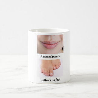 Mug Une Bouche Fermée Se Rassemble Pas De Pied