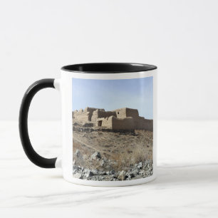 Mug Une enceinte fortifiée dans le village d'Akbar Kh