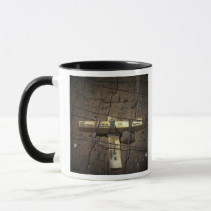 Mug Une équipe de réparation de route place une croix