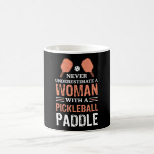 Mug Une femme avec un cadeau Pickleball Paddle