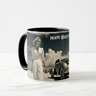 Mug Une femme en blanc se promenant sur la plage à Mia